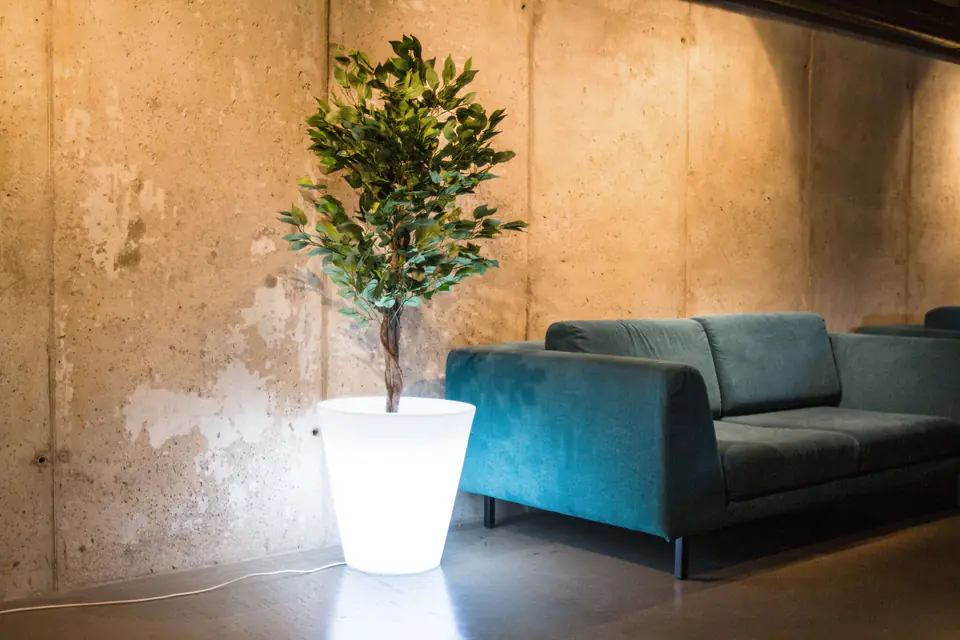 White Ovo pot with lighting