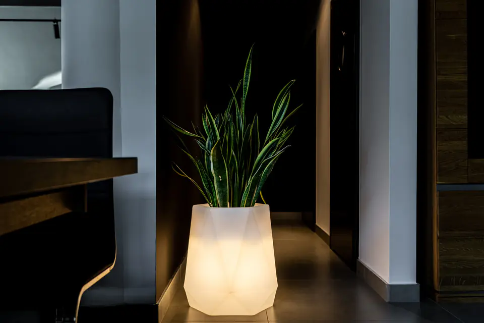 White Garden Pot Flavi with Lighting