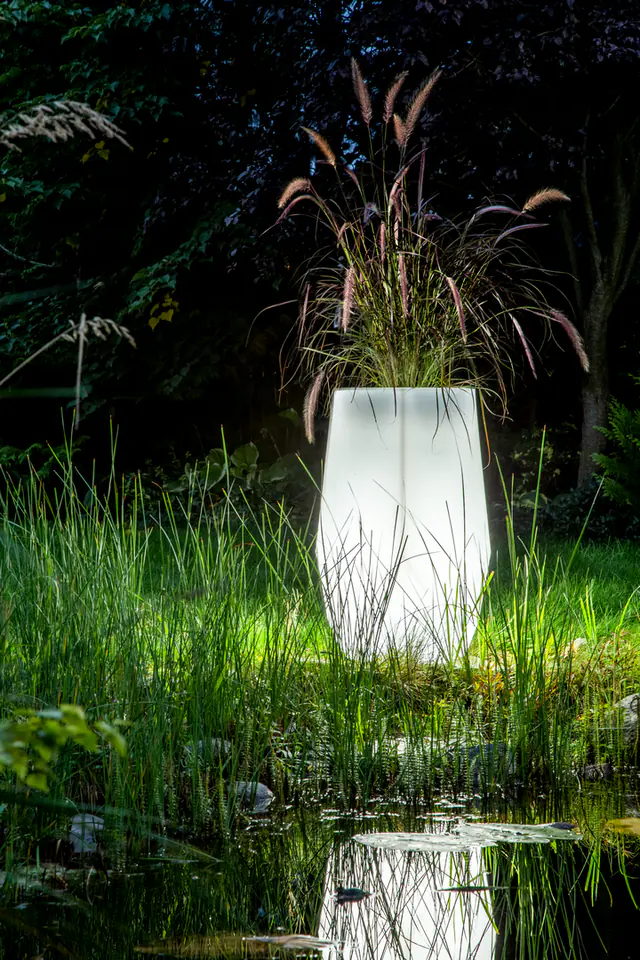 White Bari garden pot with lighting