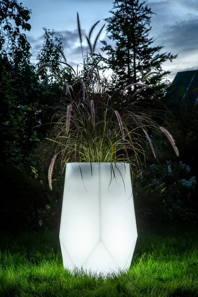 White Bari garden pot with lighting